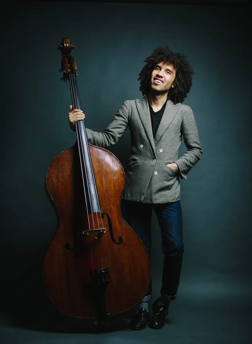 Kontrabassist James Oesi eröffnet Jubiläumssaison von Pakhûs SOLO — Stiens