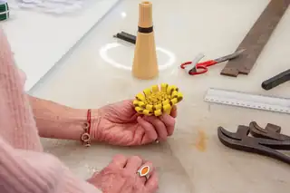 Machen Sie eine Lederblume während der Museumswoche in Waalwijk