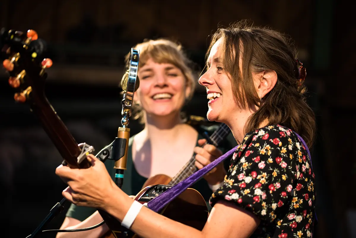 The Lasses - Folk-Duo — Sint Thomaskerk en klokkenstoel Katlijk, Katlijk
