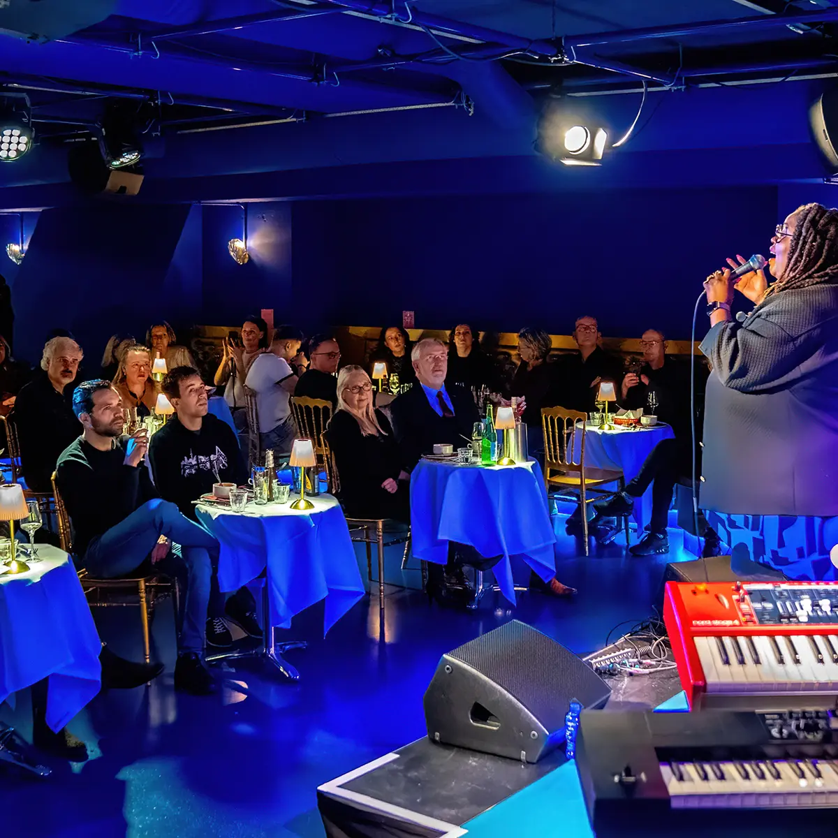Club Metro: Dinnershow mit Live-Musik — Metro Walhalla, Rotterdam