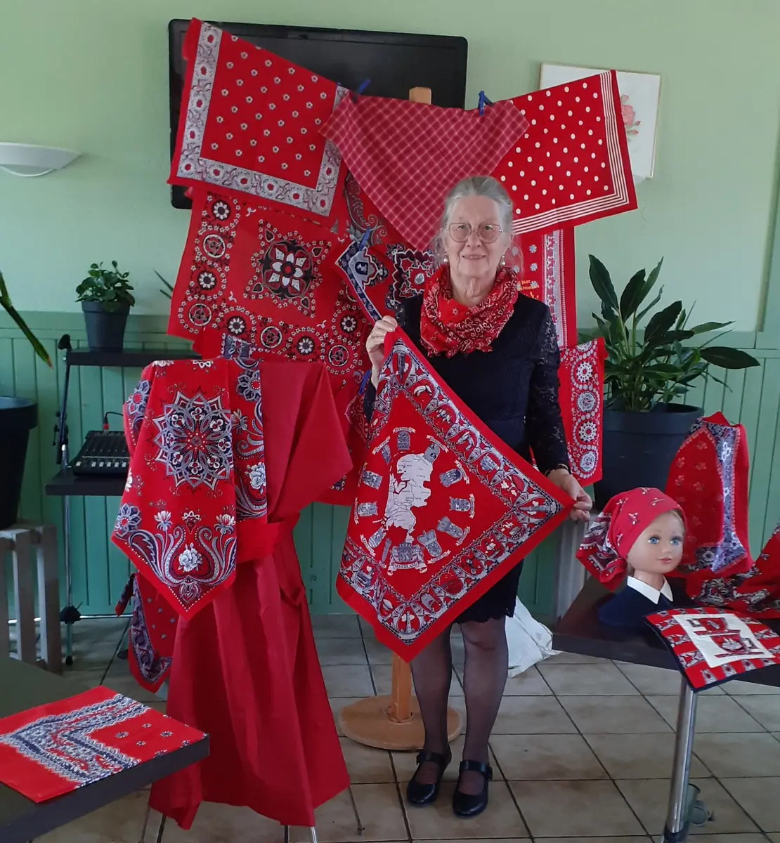 The World of the Handkerchief with Sara Kalis β Woerden