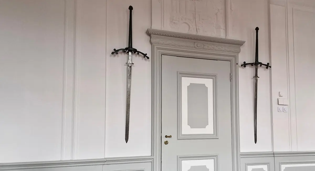 The Twelve of Sloten: How an Investigation into Two-Handed Swords Led to a Remarkable Attic Discovery — Museum Stedhûs Sleat, Sloten