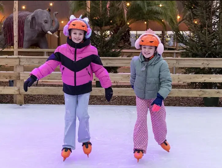 Indoor ice skating rink with real ice β Pantropica, Luttelgeest