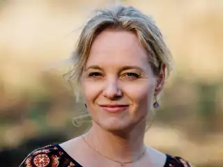 Lesung | Annemieke de Gier über 'Ein Tompoes und Bitterballen'