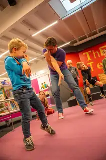 Kinderbuchwochen: Sjors & Ruud spielen Lampje