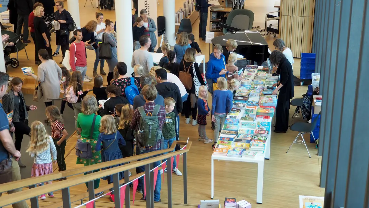 Laat je boek signeren bij de stand van Boekhandel Praamstra — Bibliotheek Centrum, Deventer