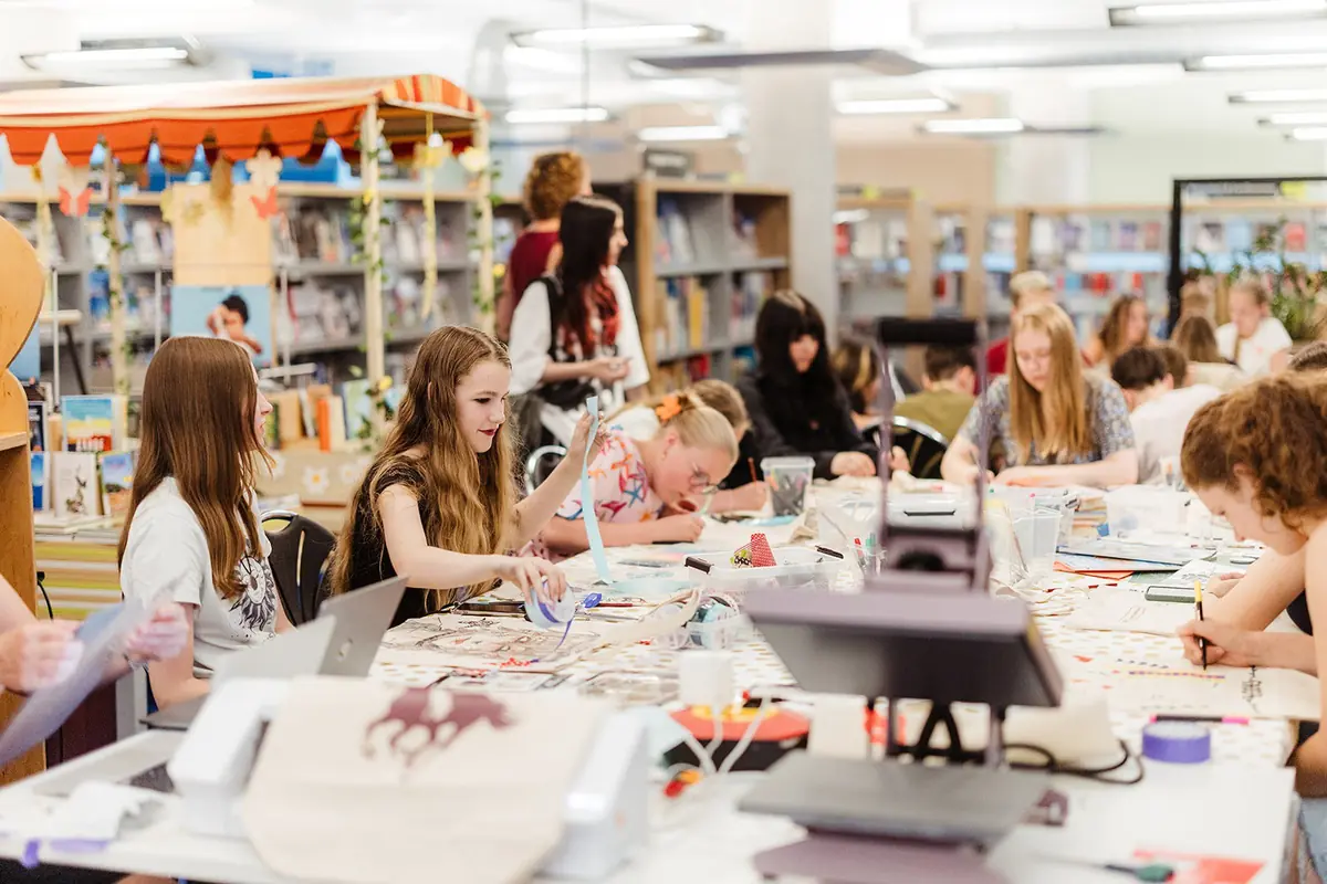 Totebag verzieren (12 bis 15 Jahre) — Bibliotheek Hengelo Stad, Hengelo