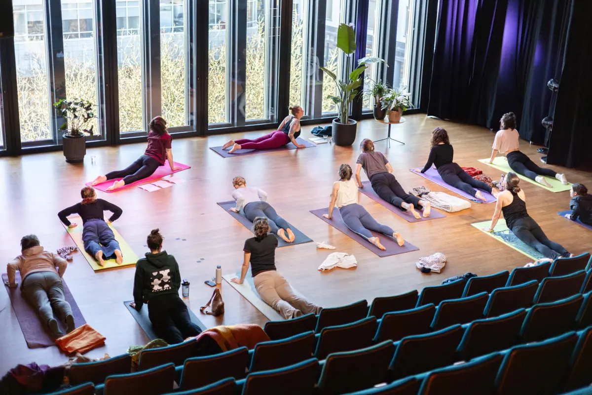 Poesie und Yoga mit Dichter Benzokarim — Bibliotheek Neude, Utrecht