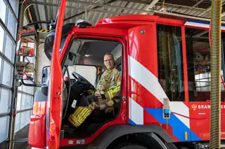 Feuerwehrmann liest vor: 'Stip im Feuerwehrauto'