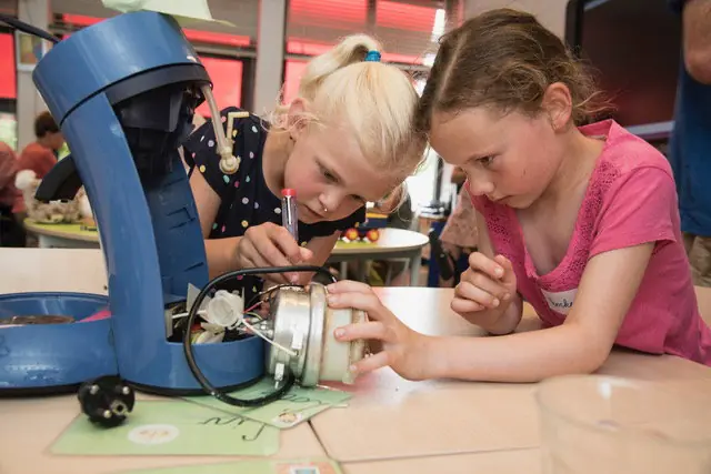 Maaklab Kids: Repair Café Kids — de Bibliotheek Panningen, Panningen
