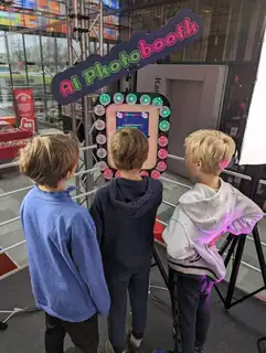 Kinderbuchwochen: Stellen Sie sich mit der KI-Photobooth ins Rampenlicht