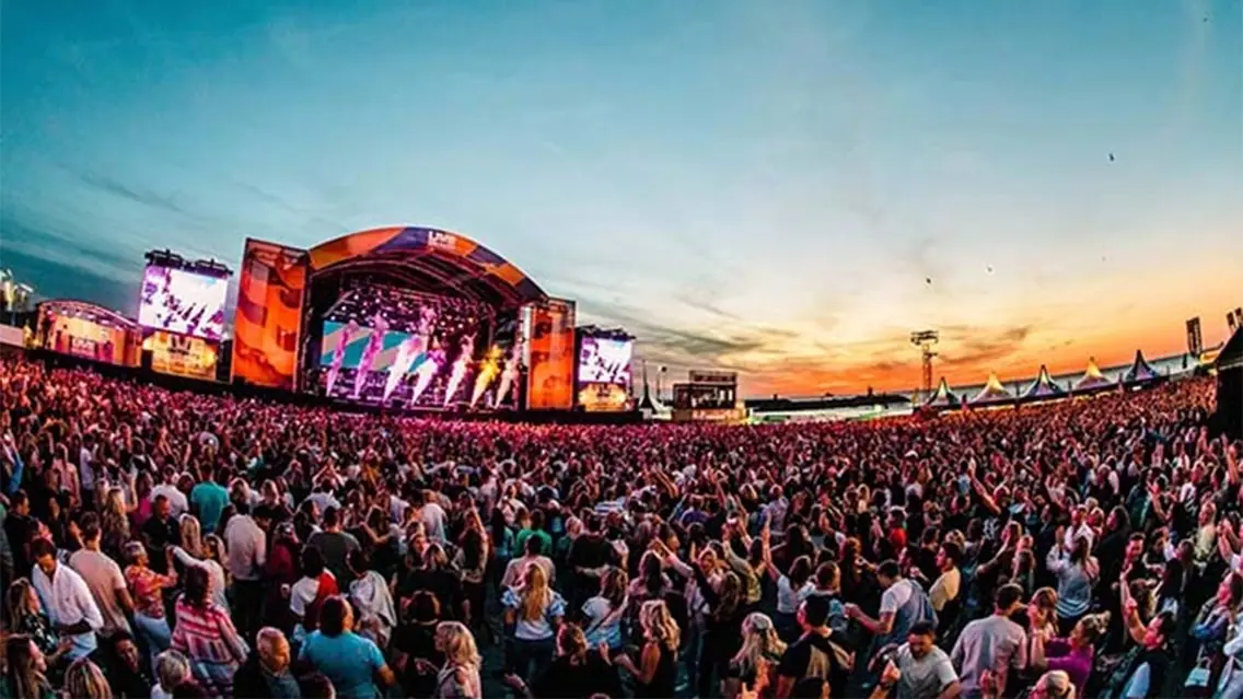 Het Grootste Zomerfeest van Nederland | Rollstuhl / Begleitung — Noorderstrand Scheveningen, Den Haag