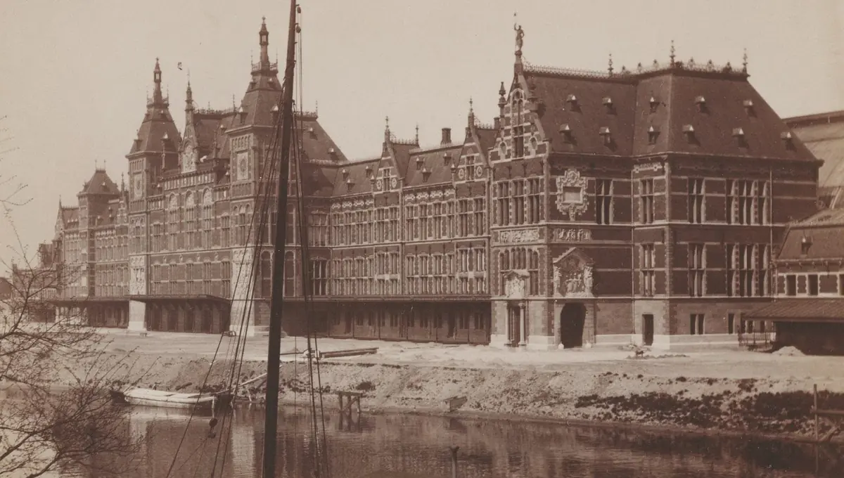 Dag & Dauw: Amsterdam Central Station — Alkmaar, Artiance, Alkmaar